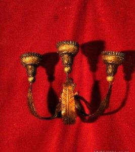 applique a tre luci in ferro con foglie sbalzate e bobesh reggicera in legno dorato Veneto meta' XVIII° sec. h. 40 